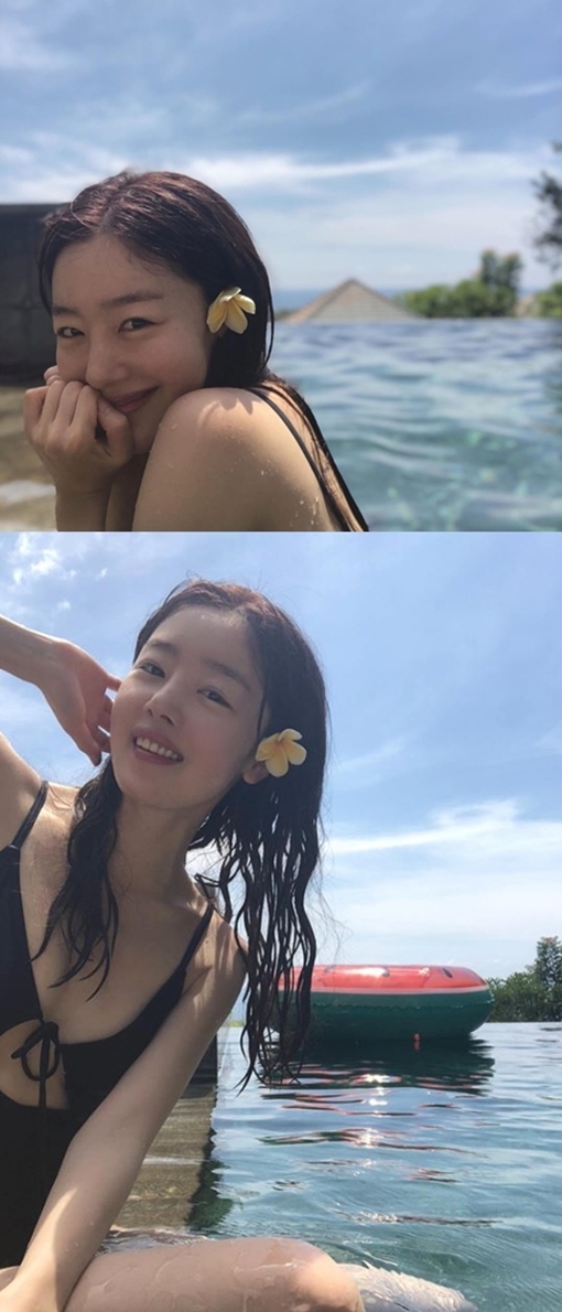 Actor Han Sun-hwa, from The Secret, has released a past swimsuit photo.Han Sun-hwa posted several photos and posts on her Instagram account on Sunday.Han Sun-hwa wrote in the post, The weather is not warm and it is summer, and The reality that I want to get out of the wind last year is # convenience store star.In another photo, Han Sun-hwa showed off her innocent beauty and volume-filled body, which attracted fans admiration.Meanwhile, Han Sun-hwa will appear on SBS Drama Convenience Store Morning Star scheduled to be released in June.