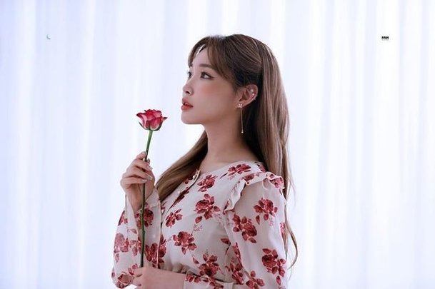 maekyung.com news teamSinger Chungha has announced the current situation through the photo.Chungha Official Instagram showed a photo on May 1 with an article entitled May with Chungha.In the photo, Chungha poses with a flower.Chungha released its premiere song Stay Tonight on the 27th of last month.Stay Tonight is a song that shows the more intense Chunghas ego and new musical attempts. It has an impressive harp, piano riff, sophisticated bass line and rhythm that overwhelms the atmosphere from introduction.