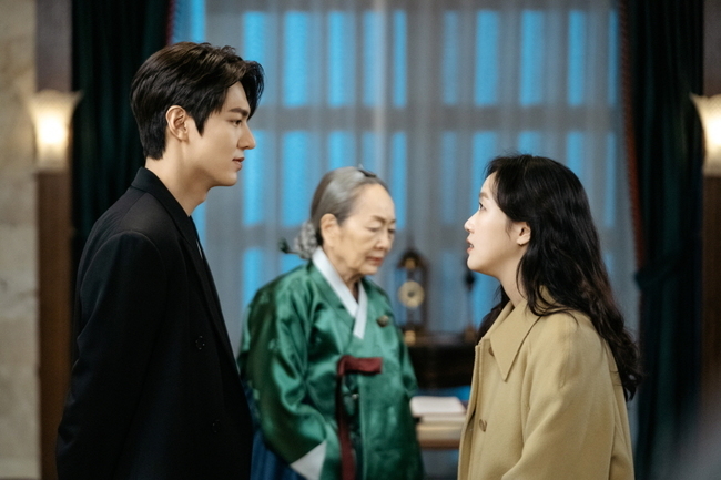 Couple Watch Point has been released.SBS gilt drama The King - The Lord of Eternity (playwright Kim Eun-sook/directed Baek Sang-hoon, and Jeong Ji-hyun/produced Hwa-An-dam Pictures) is a science and engineering type Korean Empire emperor Lee Gon who wants to close the door () and a civil service type South Korea detective Jung Tae-eul who wants to protect someones life, people and love. Nad is a fantasy romance drawn through coordination.Above all, Lee Min-ho, who went to Korean Empire in the last four episodes, returned to South Korea and said, Lets go together.To my World, he said, and took Kim Go-eun to the Korean Empire. Is everything right?I am the emperor of Korean Empire and my name is Igon, which I did not call. I was curious about the story in the future as the ending of the shocked Jung Tae-eun was included.Using the rice cakes revealed in the trailer released in this regard, we summarized the prediction of the three-stage emotional change of the couple, which will be held in the 5th and 6th.# Couple emotion phase one: Welcome to my palaceJung Tae-eul, who came with Lee Gon and Korean Empire beyond the door of dimension, witnessed the guard called Your Majesty and the same shape as South Korea Cho Eun-seop (Udohwan), and was confused.In particular, the public notice shows that Lee Gon is concentrating his attention on the emperors charisma and dignity, unlike in South Korea, saying, Welcome to my palace toward Jeong Tae. It is revealed that Lee Gons words, who introduced himself as the Korean Empire emperor, were true, The question is amplifying in the direction.# Couple emotion step two: I dont want you to be scared aloneIn the 5th and 6th episodes, it is expected to contain a meaningful opportunity for the Lee Couple to understand each other.As Jung Tae-eul went to Korean Empire, the two went to each other once in their World.Moreover, Lee said to Jung Tae-eun, who did not believe his words when he was in South Korea, Why leave me.I know only you in this world. In the public announcement, Lee said to Jung Tae-eun, who came to his world, I do not want to let you be scared alone. He showed his understanding of Jung Tae-eul, who came to a strange place called Korean Empire, in conjunction with his situation in South Korea.It is noteworthy that Jung Tae-eul will understand the sincerity of Lee, just like Lee, who gave warm consideration to Jung Tae-eul.# Couple emotion stage 3: Youve never been in love?With Lees affection for Jeong Tae clearly revealed, it is important to know whether the Lee Couple will straight each other in the 5th and 6th episodes.After twenty-five years of searching for his identity card, which he had been in his hand at the moment of his death, he was threatened with his life at the age of eight and met with Jung Tae-eun in South Korea.After Jung Tae-eul, who did not believe Igon through the trailer, came to Korean Empire and asked Lee, Have you never been in love?Park Su-in