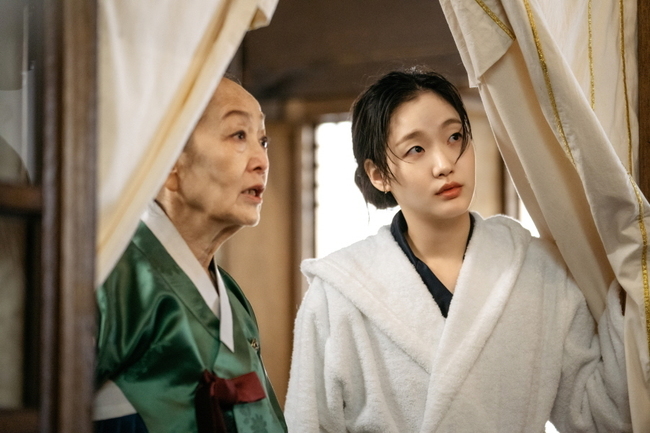 Couple Watch Point has been released.SBS gilt drama The King - The Lord of Eternity (playwright Kim Eun-sook/directed Baek Sang-hoon, and Jeong Ji-hyun/produced Hwa-An-dam Pictures) is a science and engineering type Korean Empire emperor Lee Gon who wants to close the door () and a civil service type South Korea detective Jung Tae-eul who wants to protect someones life, people and love. Nad is a fantasy romance drawn through coordination.Above all, Lee Min-ho, who went to Korean Empire in the last four episodes, returned to South Korea and said, Lets go together.To my World, he said, and took Kim Go-eun to the Korean Empire. Is everything right?I am the emperor of Korean Empire and my name is Igon, which I did not call. I was curious about the story in the future as the ending of the shocked Jung Tae-eun was included.Using the rice cakes revealed in the trailer released in this regard, we summarized the prediction of the three-stage emotional change of the couple, which will be held in the 5th and 6th.# Couple emotion phase one: Welcome to my palaceJung Tae-eul, who came with Lee Gon and Korean Empire beyond the door of dimension, witnessed the guard called Your Majesty and the same shape as South Korea Cho Eun-seop (Udohwan), and was confused.In particular, the public notice shows that Lee Gon is concentrating his attention on the emperors charisma and dignity, unlike in South Korea, saying, Welcome to my palace toward Jeong Tae. It is revealed that Lee Gons words, who introduced himself as the Korean Empire emperor, were true, The question is amplifying in the direction.# Couple emotion step two: I dont want you to be scared aloneIn the 5th and 6th episodes, it is expected to contain a meaningful opportunity for the Lee Couple to understand each other.As Jung Tae-eul went to Korean Empire, the two went to each other once in their World.Moreover, Lee said to Jung Tae-eun, who did not believe his words when he was in South Korea, Why leave me.I know only you in this world. In the public announcement, Lee said to Jung Tae-eun, who came to his world, I do not want to let you be scared alone. He showed his understanding of Jung Tae-eul, who came to a strange place called Korean Empire, in conjunction with his situation in South Korea.It is noteworthy that Jung Tae-eul will understand the sincerity of Lee, just like Lee, who gave warm consideration to Jung Tae-eul.# Couple emotion stage 3: Youve never been in love?With Lees affection for Jeong Tae clearly revealed, it is important to know whether the Lee Couple will straight each other in the 5th and 6th episodes.After twenty-five years of searching for his identity card, which he had been in his hand at the moment of his death, he was threatened with his life at the age of eight and met with Jung Tae-eun in South Korea.After Jung Tae-eul, who did not believe Igon through the trailer, came to Korean Empire and asked Lee, Have you never been in love?Park Su-in