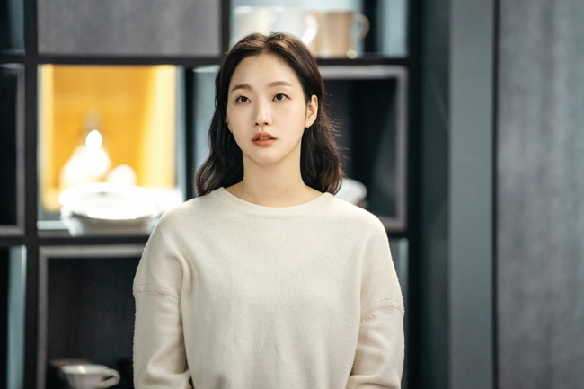 Couple Watch Point has been released.SBS gilt drama The King - The Lord of Eternity (playwright Kim Eun-sook/directed Baek Sang-hoon, and Jeong Ji-hyun/produced Hwa-An-dam Pictures) is a science and engineering type Korean Empire emperor Lee Gon who wants to close the door () and a civil service type South Korea detective Jung Tae-eul who wants to protect someones life, people and love. Nad is a fantasy romance drawn through coordination.Above all, Lee Min-ho, who went to Korean Empire in the last four episodes, returned to South Korea and said, Lets go together.To my World, he said, and took Kim Go-eun to the Korean Empire. Is everything right?I am the emperor of Korean Empire and my name is Igon, which I did not call. I was curious about the story in the future as the ending of the shocked Jung Tae-eun was included.Using the rice cakes revealed in the trailer released in this regard, we summarized the prediction of the three-stage emotional change of the couple, which will be held in the 5th and 6th.# Couple emotion phase one: Welcome to my palaceJung Tae-eul, who came with Lee Gon and Korean Empire beyond the door of dimension, witnessed the guard called Your Majesty and the same shape as South Korea Cho Eun-seop (Udohwan), and was confused.In particular, the public notice shows that Lee Gon is concentrating his attention on the emperors charisma and dignity, unlike in South Korea, saying, Welcome to my palace toward Jeong Tae. It is revealed that Lee Gons words, who introduced himself as the Korean Empire emperor, were true, The question is amplifying in the direction.# Couple emotion step two: I dont want you to be scared aloneIn the 5th and 6th episodes, it is expected to contain a meaningful opportunity for the Lee Couple to understand each other.As Jung Tae-eul went to Korean Empire, the two went to each other once in their World.Moreover, Lee said to Jung Tae-eun, who did not believe his words when he was in South Korea, Why leave me.I know only you in this world. In the public announcement, Lee said to Jung Tae-eun, who came to his world, I do not want to let you be scared alone. He showed his understanding of Jung Tae-eul, who came to a strange place called Korean Empire, in conjunction with his situation in South Korea.It is noteworthy that Jung Tae-eul will understand the sincerity of Lee, just like Lee, who gave warm consideration to Jung Tae-eul.# Couple emotion stage 3: Youve never been in love?With Lees affection for Jeong Tae clearly revealed, it is important to know whether the Lee Couple will straight each other in the 5th and 6th episodes.After twenty-five years of searching for his identity card, which he had been in his hand at the moment of his death, he was threatened with his life at the age of eight and met with Jung Tae-eun in South Korea.After Jung Tae-eul, who did not believe Igon through the trailer, came to Korean Empire and asked Lee, Have you never been in love?Park Su-in