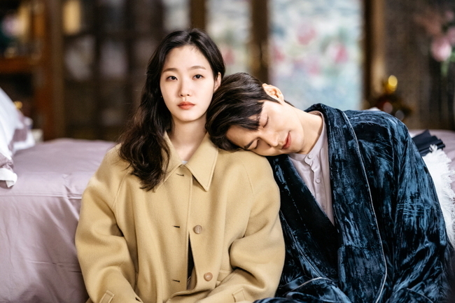 Lee Min-ho and Kim Go-eun, the monarchs of The King-Eternity, explode heart rates with the near-lipped freckle explosion Precious Moments, Inc., between the lips.SBS Golden Land Drama The King - The Lord of Eternity (played by Kim Eun-sook/directed by Baek Sang-hoon and Jung Ji-hyun) is a two-year-old Korean Empire emperor who wants to close the door () and a two-year-old South Korean Detective Jung-tae who wants to keep someones life, people, and love. It is a parallel World fantasy romance drawn through.The fateful romance of the two co-existing worlds, Korean Empire and South Korea, is giving excitement and sadness to the house theater.Lee Min-ho and Kim Go-eun are playing the role of the Korean Empire Emperor Igon, who is the perfect monarch for the people, and the South Korean homicide Detective Jeong Tae, who has a girl crush charm.In the last four episodes, Lee Gon arrived at the Korean Empire beyond the Dimension Door with Jung Tae-eul, and Jung Tae-eul, who found out that parallel World was real, was shocked.Lee said, I am the emperor of Korean Empire, and my name I did not call is Igon. He raised his expectation of romance.In this regard, Lee Min-ho and Kim Go-eun are attracting attention because they have caught the moment between lip and lips that exploded in a super close state at the Korean Empire Imperial House of Japan.In the play, Igon talked to Jung Tae and approached the heart so close that he could hear the heart.Igon, who had a sad gaze, leaned his head on the shoulder of Jung Tae-eun, and Jung Tae-eun was surprised by the sudden action of Leeon and revealed strangely shaken feelings.As the trembling and fluctuating hearts of the two people who are close to each other until the distance before kissing are revealed, attention is being paid to whether the brilliant door of the Imperial House of Japan secret romance will be opened.Lee Min-ho and Kim Go-euns Precious Moments, Inc. scene was filmed in a studio in Yongin, Gyeonggi Province in March.Lee Min-ho and Kim Go-eun, who appeared with a bright smile, rehearsed and laughed at the scene while watching the ambassador.When the filming began, the two of them took a playful look a little while ago, seriously immersed in the characters in Lee and Jung Tae, and completed the scene with a breathtaking excitement, which led to the response of the staff.bak-beauty