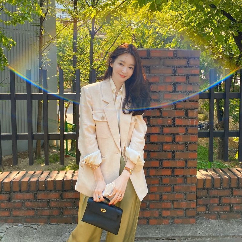 Duo Davichi Kang Min-kyung boasted a clean look.Kang Min-kyung posted a picture on his Instagram on May 1, with an article entitled Cho-O-Rok-O-Rok-O-Rok-O-Rok-O-Run-O-Run-O-Hum-O-R-F-Sah is getting closer to turning into a flower photo.In the photo, Kang Min-kyung, who added a lovely charm with an oversized jacket, is smiling brightly at the camera.Kang Min-kyungs innocent beautiful looks catch the eye.The fans who responded to the photos responded such as It is so beautiful, It is a real love affair king and I love you.delay stock