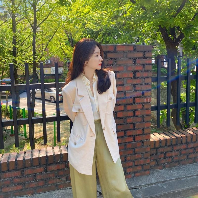 Duo Davichi Kang Min-kyung boasted a clean look.Kang Min-kyung posted a picture on his Instagram on May 1, with an article entitled Cho-O-Rok-O-Rok-O-Rok-O-Rok-O-Run-O-Run-O-Hum-O-R-F-Sah is getting closer to turning into a flower photo.In the photo, Kang Min-kyung, who added a lovely charm with an oversized jacket, is smiling brightly at the camera.Kang Min-kyungs innocent beautiful looks catch the eye.The fans who responded to the photos responded such as It is so beautiful, It is a real love affair king and I love you.delay stock