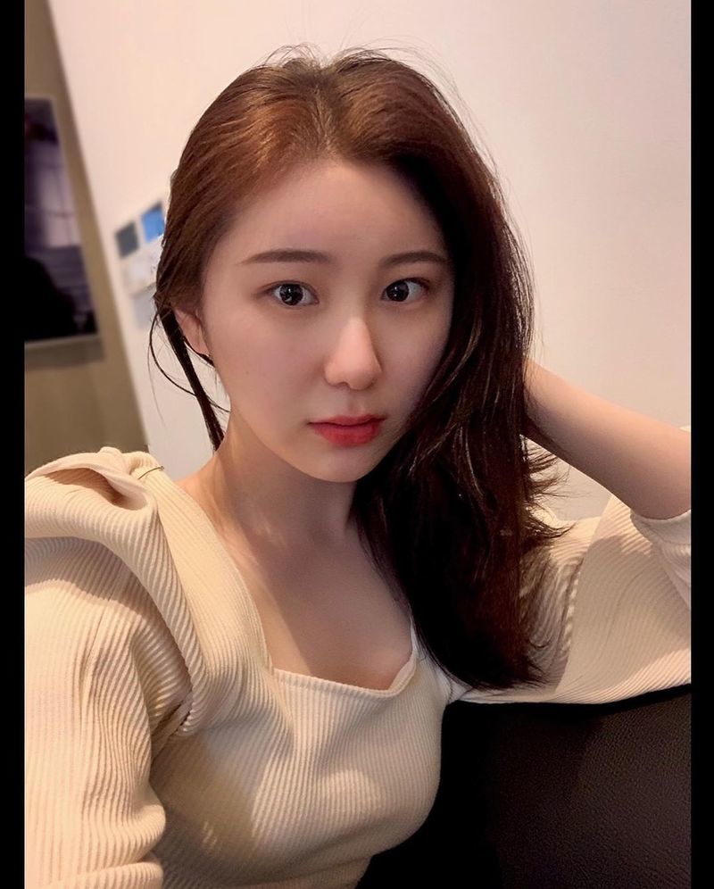 Group IZ*ONE member Lee Chae-yeon flaunted her innocent beautyIZ*ONE official Instagram posted a photo on May 1 with an article entitled Daily_Chae.In the photo, Lee Chae-yeon, who gazes at the camera with his faint eyes, is shown.Lee Chae-yeons large, clear eyes and slender V-line make her beauty even more striking. Lee Chae-yeons neat atmosphere also attracts attention.delay stock