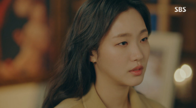 Kim Young-ok wary of Kim Go-eun who followed Lee Min-ho to Korean EmpireIn the 5th episode of SBSs The King: The Monarch of Eternity, which aired on May 1, Nook Nam (Kim Young-ok) hid Jung Tae-eul (Kim Go-eun) who came to the Korean Empire without being seen by people.Nooknam provided Jeong Tae-euls room to a room far from Lee Min-hos bedroom.Jung Tae-eul questioned Noh Ok-nams knowledge of his identity from Cho Young (played by Woo Do-hwan).Your Majesty has had a strange plaque since she was a child.The police, Jung Tae-eul, did not exist in the Korean Empire, and there is no class of lieutenant here. Someone was fake for fun or other reasons, but a person who did not appeared one morning.Its a ghost song, he said.Lee Ha-na