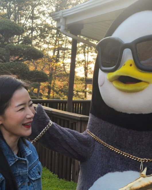Surprise Kim Tae-hee Kim Ha-Young exploded in the wings of Pengsoo.On the 1st, Kim Ha-Young posted a picture and a picture of Do I look happy? Penguin View on his instagram.In the photo, Kim Ha-Young, who met Pengsoo, who appeared as a cameo in Surprise, was included.Pengsoo, who is wearing sunglasses and a gold chain and boasts a penguin swag, is friendly with Kim Ha-Youngs balls with wings.Kim Ha-Young added, I will release other pictures and videos on the day of broadcasting. This is why Pengsoos appearance in Surprise is expected.On the other hand, Pengsoo released Billboard Project Vol.1 on the 21st of last month, and Pengsoos Ill Be Pengsoo proved popular as it reached the top of various music charts.