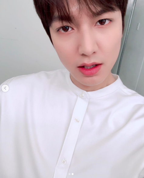Actor Lee Min-ho has unveiled Selfie.Lee Min-ho posted two selfies on his instagram on the 1st without any notice.Lee Min-ho is wearing a collarless white shirt that shows off her extraordinary visuals despite not being a glamorous one.Especially, it attracts attention because it shows off the atmosphere of Chadonam with a curt expression.The netizens are focusing on the role of the three major emperor of the Korean Empire in the current drama The King: Eternal Monarch, and they are also admiring that Selfie is also showing Emperor Force.SBSDrama The King: Lord of Eternity starring Lee Min-ho is broadcast every Friday at 10 pm.=