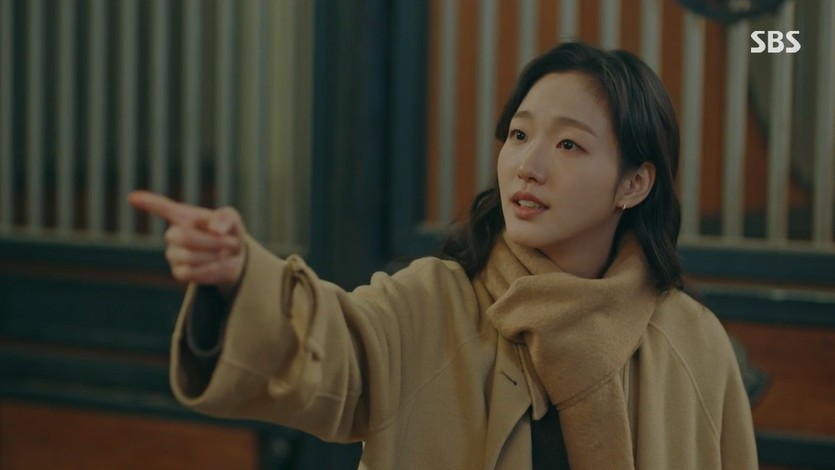 Welcome to my palace.Kim Go-eun joins Lee Min-ho in Korean EmpireOn SBS The King: Lord of Eternity broadcast on the 1st, a scene was drawn in which Tae-eul (Kim Go-eun) passed through the door of a parallel world and reached the Korean Empire of Lee Min-ho.The Tae-eul, who went to Korean Empire with Lee Gon, was surprised that Maximus was called Kazunari Ninomiya and said, My junior is coming.So Igon laughed, Is that right? Is it all right from one to ten? And Tae-eun said, Do not you see that it is just before turning?If this is all real, it is too scary, and if it is not real, it is more scary. Especially this face, this face is on my side, and its on my side since I was three years old, said Cho Young (Woo Do-hwan), who told him to keep his example.Then, Tae-eul showed interest in the gun that Cho-young was carrying, and Igon ordered the contrasting, Give me it because I know its different, because I believe it so I crossed between work and spirit.As soon as he was handed the gun, Tae-eul pointed the gun at Igon, who blocked it, but still reacted furiously, saying, This is the emperor of this country?No guns, no world, no one. Dont try to pull the trigger and check it.He then led Tae-eul to the palace and said, Welcome to my palace. So Tae-eul entered the Korean Empire Palace.