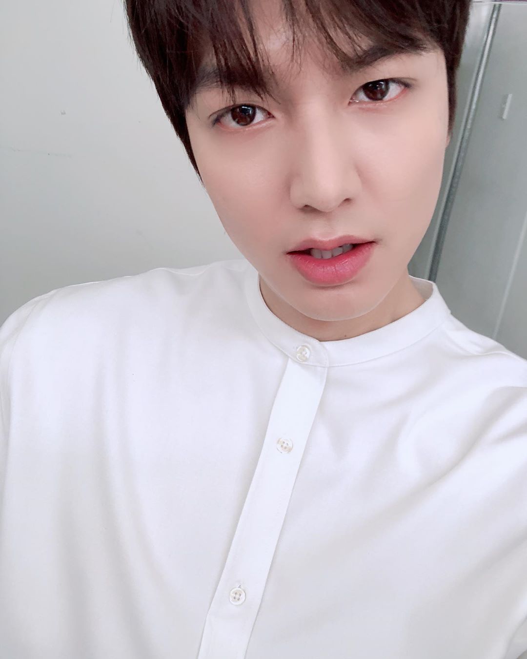 Actor Lee Min-ho boasted a perfect visual.On the 1st, Lee Min-ho posted two photos on his instagram .Lee Min-ho in the open photo is staring at the camera wearing a neat white shirt.Lee Min-ho, who is making various facial expressions, catches the eye of the slim jaw line as well as the flawless visual.Meanwhile, Lee Min-ho currently plays the emperor of the Korean Empire, Igon, on SBSs The King - The Lord of Eternity. The King is broadcast every Friday and Saturday at 10 p.m.Photo = Lee Min-ho Instagram  