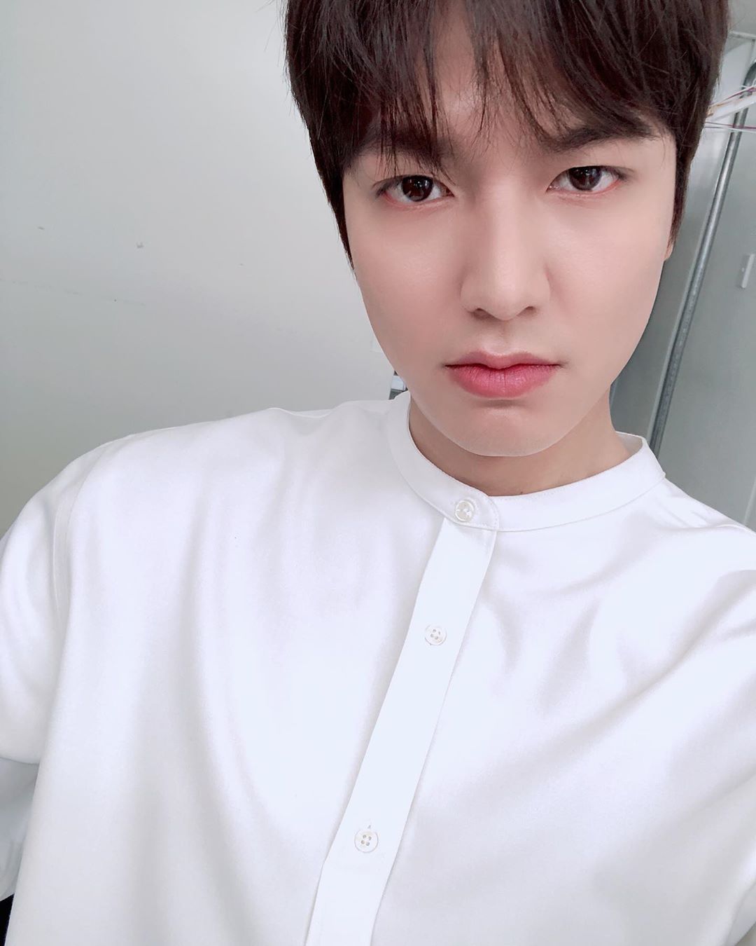 Actor Lee Min-ho boasted a perfect visual.On the 1st, Lee Min-ho posted two photos on his instagram .Lee Min-ho in the open photo is staring at the camera wearing a neat white shirt.Lee Min-ho, who is making various facial expressions, catches the eye of the slim jaw line as well as the flawless visual.Meanwhile, Lee Min-ho currently plays the emperor of the Korean Empire, Igon, on SBSs The King - The Lord of Eternity. The King is broadcast every Friday and Saturday at 10 p.m.Photo = Lee Min-ho Instagram  