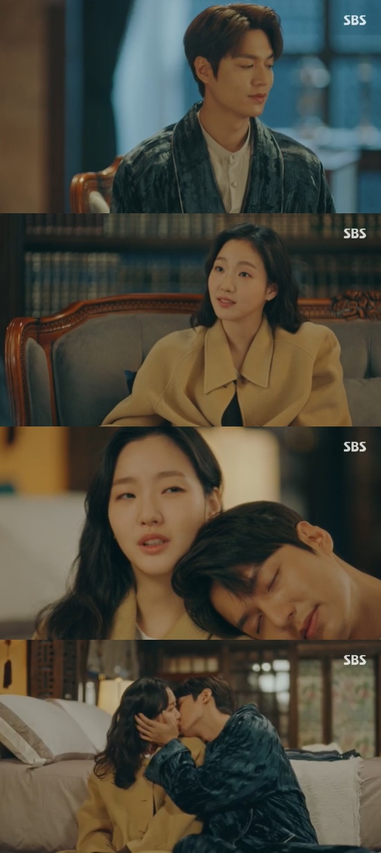 Jung Eun-chae sees Kim Go-eun as The King Lee Min-ho and Kim Go-eun first kissIn the 5th episode of SBSs The King: The Monarch of Eternity, which was broadcast on the 1st, Jung Tae-eul (Kim Go-eun), who came to believe Lees words, was portrayed.I went to the Korean Empire with Jung Tae on the day. Is everything right?, and Jung Tae-eul pointed at Cho Young (Woo Do-hwan)s gun toward Lee Gon, saying, I will check something, but it doesnt mean much different. Cho Young blocked the situation and warned, It is this far to endure because it is your guest. Jeong Tae-eun was shocked, This Europe is real? Igon said, It is all real.No guns, no world, and me, he said.Lee, who took Jung Tae to the palace, said, Welcome to my palace.When Jeong Tae-eul saw Lee Gon treating Roh Sang-gung (Kim Young-ok), he said, I see a hawk. He said, I see a hawk.Then Igon said, Now I really believe, I am the emperor.Noh Sang-gung ordered the study to keep Jeong Tae-eun in the study until there was a separate person.Jung Tae-eul, who saw Myung Seung-ah (Kim Yong-ji), asked if what Lee had said to him was true, saying, It is a parallel World confirmation.Cho Young suspected the identity of Jung Tae, but found out that Jung Tae was the main character of the ID card that Lee had.Then Igon himself made a dish for the spirit. Jung Tae-eul said, Eat first. Im not kidding.I am Alice of the strange Europe now, and I suspect that I will eat this, poison it, and natural death. Igon said, Dont worry. I keep my promise. You behead. I ate it as a relief, but it said it was not tasted.The palace led Jeong Tae-eul to the farthest room in the house of Igon. The palace said that it should keep everything.The existence that does not exist in the world will cause confusion and harm the king. He asked me not to contact him.I dont want you to scare me alone. Trust me. Im pretty good here, he told Jung Tae-eun.Lee played with the CCTV in the room and leaned on Jung Tae-euns shoulder, saying, Do you prove it? Jeong Tae-eun said, Have you never been in love?And when I said, Lets guess when you have done it? And then Igon suddenly kissed me and said, Tell me what I just proved.Have you ever been in a relationship or do it now?The next morning, Igon gave Jung Tae-eul the Imperial House of Japan guard uniform and said, I have a day-to-day schedule. Come on out.But Jung Tae-eul said, If you were planning to do that, you should have been more suspicious.Jung Tae-eul became the guard of Igon and joined Igons event.After the event, Igon told Cho Young, Please ask me what I asked. Cho said to Jung Tae-eun, I thought it would be frustrating if I was trapped in the palace.See you at night, the King said.Jung Tae-eul strolled through the Korean Empire in clothes presented by Lee Gon, whose GDP was fourth in the world.Jung Tae-eul realized again that Igon was an emperor, and he knew that Igon owned a great wealth. Jung Tae-eul said to himself, You really do not have a middle.At that time, the men looked at Jung Tae and tried to catch him, saying, Is not he Kim Go-eun? Cho Young, who blocked him, confirmed the name of the caller.I called the Imperial House of Japan, who had not enough money to ride the train, and said he knew Igon, but he could not change it.When he found out, he turned his plane to Seoul. I found him. 17 times. Why did you come so far?Who is looking for this world? He said, My mother. If this is a parallel world, my mother may be alive even if I do not have it. Then Jung Eun-chae appeared.Photo = SBS Broadcasting Screen