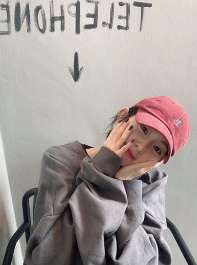 Red Velvet Irene has been a refreshing attraction.Irene posted two photos on his Instagram on the 1st.In the open photo, Irene is wearing a pink Hat and staring at the camera with her cheeks wrapped in her hands.Meanwhile Irene is preparing a unit album with Seulgi.Photo: Irene SNS