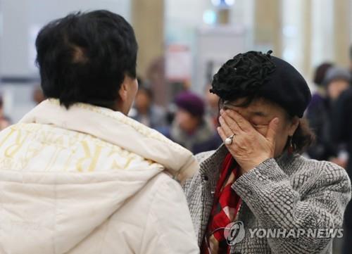 2019년 오랜만에 만난 가족보고 눈물 흘리는 사할린 한인 가족. [연합뉴스 자료사진]