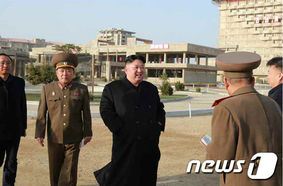 김정은 북한 국무위원장이 2019년 4월 6일 강원도의 원산 갈마 해안 관광지구를 현지지도하고 있는 모습.(노동신문 캡처) 2020.4.26/뉴스1