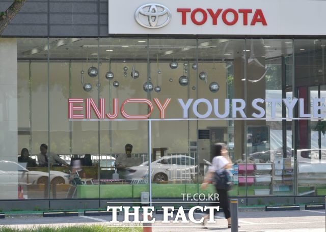 1半期日本車累積販売量は 4377台に前年同期対比 62.2% 減少した. 写真はトヨタ展示場. /ドペックト DB