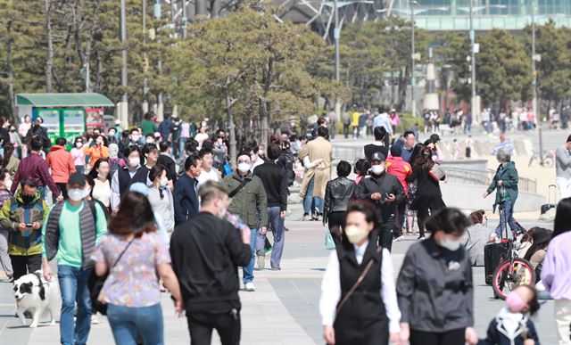 황금연휴 첫날인 30일 오후 부산 해운대해수욕장이 나들이 나온 시민과 관광객으로 붐비고 있다. 부산=연합뉴스