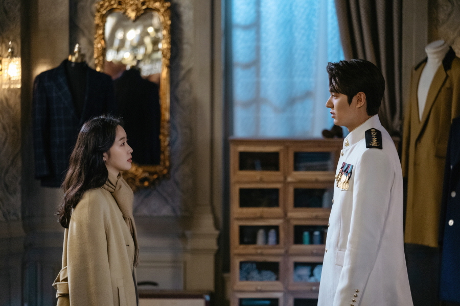 Lee Min-ho and Kim Go-eun, the monarchs of The King - Eternity, are expected to moisten the house theater with Azan Two Shot, which amplifies the cold sensibility of Chest.SBS Golden Earth Drama The King - The Lord of Eternity (playwright Kim Eun-sook/directed Baek Sang-hoon, and Jeong Ji-hyun/produced Hwa-An-dam Pictures) is a science and engineering type Korean Empire emperor Lee Gon who wants to close the door () and a door-type South Korea Detective Jeong Tae-eul who wants to protect someones life, people and love. It is a parallel World fantasy romance drawn through cooperation across the world.The Korean Empire and South Korea are spreading warm emotions to the house theater by unfolding the fateful love of the protagonists who cross the two coexistence worlds.Lee Min-ho and Kim Go-eun are playing the role of the perfect monarch, the Korean Empire Emperor, and the activist South Korea homicide group Detective.In the last five episodes, Kim Go-eun, who came to Korean Empire with Lee Min-ho, confirmed the truth about parallel world and the dignified Egon as Korean Empire emperor, as well as a scene of approaching each other with a dazzling kiss.In particular, when Jung Tae-eul, who was in crisis, found himself, Lee Gons straight-line move, which turned the helicopter over the sky, raised expectations for the love story of the two people to unfold in the future.Lee Min-ho and Kim Go-eun are standing facing each other in the Korean Empire, and are attracting attention because they have caught the Chest Eating Two Shots that reveal the loneliness of the Chest.In the drama, Igon and Jung Tae can not take their eyes off each other and at the same time, they are customizing their eyes.Unlike the spooky expression, Lee is looking at the jungtae with a lonely eye, and the jungtae is fixing his gaze to Igon with a tearful expression.Moreover, Igon is not wearing the former emperors costume, but wearing a navy uniform, raising anxiety.As the emotions toward each other are getting higher and higher, I wonder why Igon and Jeong Tae just looked at each other in a dim atmosphere, and what is the story of Leeon wearing a navy uniform?Lee Min-ho and Kim Go-euns Chest Eating Two Shot was filmed at a studio in Yongin, Gyeonggi Province in March.Lee Min-ho and Kim Go-eun entered the filming scene in a calm manner with their usual youthful appearance in front of this scene, which has to perform delicate emotional performances.Rather, they showed some tension, reduced their speech, and focused on the script, catching up with the sentiment line.When the preparation was completed and the filming began, the two people exploded the emotions of Lee and Jung Tae with perfect interest in Lee and Jung Tae, making the filming scene breathless.The production company, Hua Andam Pictures, said, Lee Min-ho and Kim Go-eun are building a love story that crosses the parallel world with the The King - Eternal Monarch. Igon and Jung Tae-eul, who conveyed the thrill of Chest trembling to the house theater, come with sadness today.I would like you to fall into the feelings led by the two people. On the other hand, the 6th SBS The King - Eternal Monarch, which is composed of 16 episodes, will be broadcast at 10 pm on the 2nd (tonight).iMBC Photo Antham Pictures