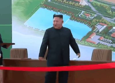 김정은 북한 국무위원장이 1일 순천인비료공장 준공식에 참석해 가위로 준공테이프를 자르고 있다. 가위는 김여정 노동당 제1부부장으로부터 전달받았다. 조선중앙방송=연합뉴스TV