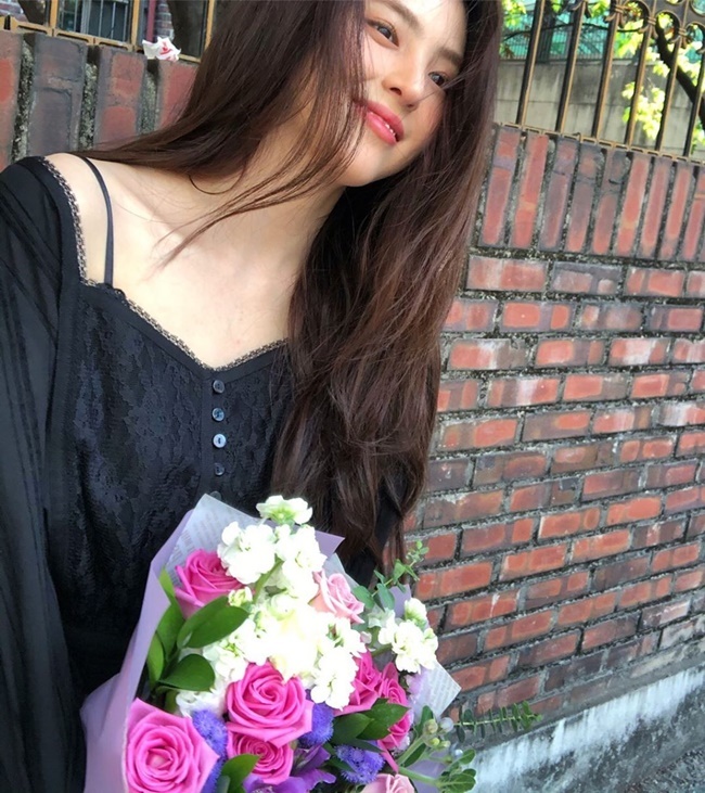 Actor Han So Hee has been a good beauty and has been in the spotlight.Han So Hee posted a photo on his personal Instagram page on May 2.In the photo, Han So Hee is smiling, staring somewhere with a bouquet of flowers; long straight hair scattered across the wind doubles the innocent atmosphere.park jung-min