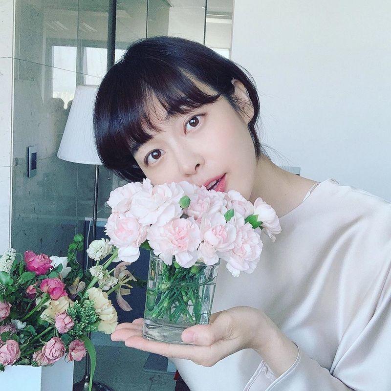 Actor Lee Ha-na flaunted her innocent lookLee Ha-na posted a picture on his Instagram on May 2 with an article entitled The recent flower after finishing; the kitchen is always pretty after the work is finished thanks to all of them.Inside the picture was a picture of Lee Ha-na, who buried her face in pink flowers, smiling at the camera.Lee Ha-nas blemishes-free white-oak skin and large, clear eyes make her look more beautiful.The fans who responded to the photos responded such as It is so beautiful, The real goddess and It is innocent.delay stock