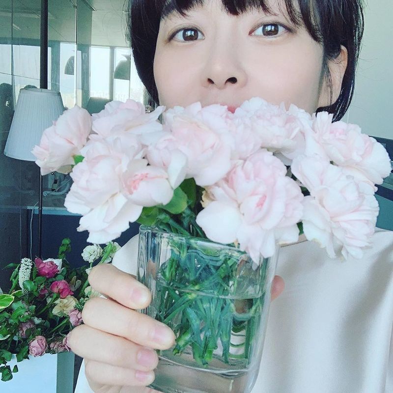 Actor Lee Ha-na flaunted her innocent lookLee Ha-na posted a picture on his Instagram on May 2 with an article entitled The recent flower after finishing; the kitchen is always pretty after the work is finished thanks to all of them.Inside the picture was a picture of Lee Ha-na, who buried her face in pink flowers, smiling at the camera.Lee Ha-nas blemishes-free white-oak skin and large, clear eyes make her look more beautiful.The fans who responded to the photos responded such as It is so beautiful, The real goddess and It is innocent.delay stock