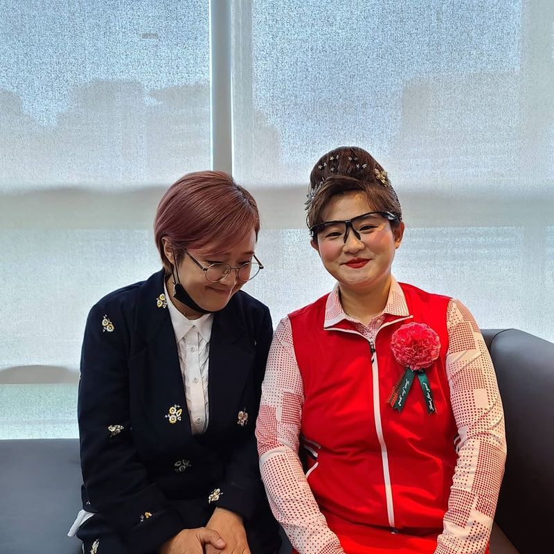 Gag Woman Song Eun Cheered Kim Shin-young, trot singer, and second aunt Kim Dae-bi.Song Eun-i wrote on his Instagram on May 2, My second aunt Kim Da-bi, Music Center. My aunt, please. Auntie, Id like to ask you a favor.I posted a picture with the article Jurajura which is uncomfortable only.The photo shows Song Eun-i, who is bowing his head next to his second aunt Kim Da-bi, and his second aunt Kim Da-bis warm impression and retro makeup make him laugh.The cheerful atmosphere of the two catches the eye.The fans who responded to the photos responded such as I love my aunt, Davi aunt Whiting and I am uncomfortable song.delay stock