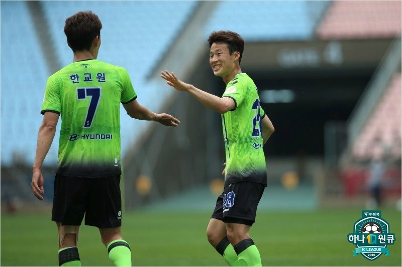 North Jeola Province won 3-1 with Son Jun-hos multi-goal and Lee Seung-gis goal at the KUEFA Champions League2 Festival Hana Citizen and practice Kyonggi at the Jeonju World Cup Kyonggi Stadium on the 2nd.On April 29, KUEFA Champions League 2 defeated Asan in Chungnam 5-3.North Jeolla Province dedicated the opening goal to Andre in the 11th minute.But the attack power in North Jeolla Province was terrifying.In the 36th minute, Son Jun-ho scored Kim Bo-kyungs pass, and Son Jun-ho finished the pass again in the 45th minute.Lee Seung-gi then hit a cool mid-range shot in the fifth minute.North Jeolla Province will play Suwon Samsung on the 8th and KUEFA Champions League 1 official opening game of the 2020 season.Meanwhile, KUEFA Champions League1 Incheon United lost 1-2 at Kyonggi Stadium in Seoul and Kyonggi.Incheon scored the first goal in the 35th minute, but he scored a multi-goal in the second half.