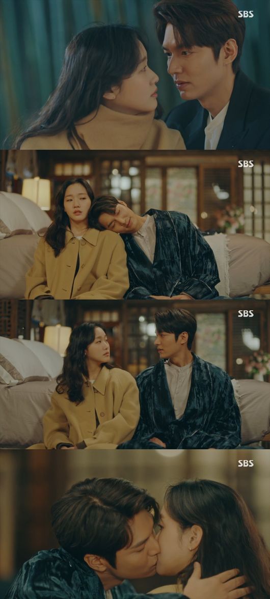 The King: Lord of Eternity, Lee Min-ho and Kim Go-eun kissed, and for the first time, Jung Eun-chae and three others met.In SBSs Drama The King: The Monarch of Eternity (playplayed by Kim Eun-sook, directed by Baek Sang-hoon, Jung Ji-hyun), which aired on the afternoon of the 1st, Lee Min-ho, who brought Kim Go-eun to Korean Empire, was portrayed.Jung Tae-eul has been given to the Korean Empire but has not fully believed in parallel World.I did not believe it when I saw the same face as Joe Eun-seop (Udo-hwan), and I even took the gun of Cho-young and pointed it at Lee-gon.To protect Lee, I saw the contrast that was also burning in front of the gun, and I started to believe in the parallel world.Cho Young and No Ok Nam (Kim Young-ok) seemed to know about Jeong Tae-eul.So Jung Tae-eun asked Nook Nam how he knew himself, and Nook Nam said, Your Majesty has carried a strange plaque since she was a child.I thought it would be fake, but the premise that cannot be explained only brings confusion to the world, he said, adding that the police officer was not in the Korean Empire and that there was no class of police officer.Igon came to the jungtae who was so dead at the end of the old man.Igon leaned against Jung Tae-euls shoulder, and Jung Tae-eul gave him a pin-jack saying, Have you ever been in a relationship? Igon kissed him, saying, No, I have.The next day, Igon, who was full of schedules, went out together with Jung Tae-eul, giving him a guard suit.Jung Tae-eul once again felt that he was the Emperor of Korean Empire when he saw Lee Gon, who was playing basketball, lecture, etc.If he did not come out like this, he would hand his plain clothes to Jung Tae-eul, who had to be in the study all day long.Jung Tae-eul was surprised to learn that Korean Empire is one of the most advanced countries in the World, and that the mountain with expensive minerals is owned by Imperial House of Japan, and that the property is all of it.Then I took CTX and headed for Seoul.What I was curious about was whether they recognized themselves where they were.First, Jung Tae-eul, who went to the police station, saw Park Moon-sik (Park Won-sang), but they were other people in parallel World, not those he knew.Jung Tae-eul visited the house of Kang Shin-jae (Kim Kyung-nam) and confirmed it repeatedly.Jung Tae-eul also found Ahn Bong-hee, who turned out to be Jung Tae-euls mother, but there was no relationship, and Jung Tae-eul was in a situation where he could not come from Seoul to Busan because he lacked a car.I called the Imperial House of Japan as soon as possible and found Egon, but I did not change it.However, when Igon heard this report, he turned the helicopter to Seoul, and Igon and Jeong Tae-eul met again at Seoul. But Jung Eun-chae also came.When the emperors helicopter was reported to have been granted an emergency landing permit, he came to the scene. Koo asked Jung Tae-eun to shake hands, saying, Im seeing an unexpected person in an unexpected place.