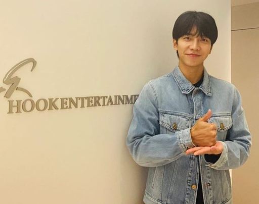 On the 1st, Lee Seung-gi wrote an article on his instagram starting with the sentence I have participated in # Thanks to the challenge as the point of KB Financial Group Chairman Yoon Jong-kyu.Lee Seung-gi said, Currently, due to coronavirus, not only Korea but also all worlds are struggling together.In particular, South Korea is a good example of anti-virus at this time and shows a good example for the former World.  I think it is possible because of the hard work and dedication of Ryjin, the best person in Korea.I am always grateful and strong, he said, thanking Ryjin, who is trying to prevent the spread of the new coronavirus infection (Corona 19).I hope that this difficult time will pass and everyone will return to a peaceful routine.I hope all of South Koreas Ryjin who are struggling to the last moment will be strong. Finally, he pointed out Actor Bae Suzy, who worked in the drama Baega Bond, and Cha Eun-woo, a group astro member who newly joined the entertainment All The Butlers as a runner to take over Lindsey Vonn.Along with the article, Lee Seung-gi posted a picture of sign language expressions that mean respect and thank you.Meanwhile, Lee Seung-gi appeared on TVN entertainment Friday night - Experience Life Factory and is currently appearing on SBS entertainment program All The Butlers.