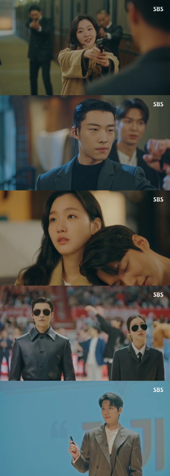 In the 5th episode of SBS gilt drama The King: The Monarch of Eternity, which was broadcast on the 1st, Jung Tae-eul (Kim Go-eun), who came to believe that Lee Min-ho was an emperor, was portrayed.Jung Tae-eul, who came to the empire of the parallel world with Lee, had no choice but to admit that Lees words were true. Lee took Jeong Tae-eul to the palace and said, Welcome to my palace.The Korean Empire was as Igon said, and Igon was called the Empire of the Korean Empire.Also, Cho Eun-seop (Woo Do-hwan), Myung Na-ri (Kim Yong-ji) existed as Cho Young (Woo Do-hwan) and Myung Seung-ah (Kim Yong-ji) in the Korean Empire.Jung Tae-eul, who had been suspicious of Lee Gon by pointing a gun at him a while ago, treated him furiously, and saw the eyes of Noh Sang-gung (Kim Young-ok), Cho Young, and Lee Gon was proud to believe his words.Noh Sanggung ordered the study to keep Jeong Tae-eun in the study, but Igon made his own dishes and came to the study. Then the palace came and led him to the farthest room in the house of Igon.Noh Sang-gung warned that the existence of Jeong Tae-eul would cause confusion and harm Leeon, so he should not contact him.But that night, Igon came to Jung Tae-euls room through the window, and Igon said that CCTV was installed in the room, and when he was surprised, he said, Do you believe everything now?Lee said he would prove it, and he leaned on Jung Tae-euns shoulder, and Jung Tae-eun asked if he had never been in love.He said now. So Igon kissed Jung Tae-eun.The next day, Jung Tae-eul went out to the guard of Igon. After the ceremony, he made a contrast and handed his clothes to Jung Tae-eun.Jung Tae-eul walked through the Korean Empire and recalled that he was an Emperor and kissed him last night.Jung Tae-eul, who went to Seoul to find her mother, had no money to return to Busan, and she called the imperial court but could not speak to Igon.When the two were talking, Koo Seo-ryeong (Jung Eun-chae) appeared to discover Jung Tae-eul, raising tension./ Photo = SBS broadcast screen