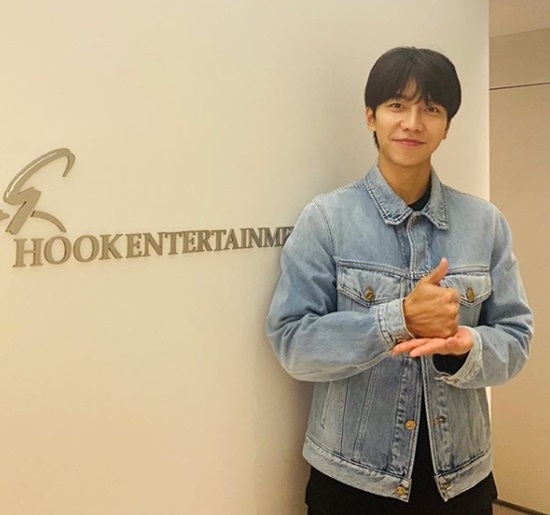 Singer and actor Lee Seung-gi joined the Lindsey Vonn thanks to it.Lee Seung-gi said on his instagram on the 1st of the day, Hello Lee Seung-gi!KB Financial Group Chairman Yoon Jong-kyu has participated in # Thanks to the challenge!Thank you to KB Yoon Jong-kyu, who has pointed out that you can do meaningful things together. We are currently struggling not only in Korea but also in the world due to coronavirus.South Korea, in particular, is a best practice for prevention at this time and is showing good examples around the world.At the center of it, I think it is possible because of the hard work and dedication of the best Ryjin in Korea.I hope that this difficult time will pass as soon as possible and everyone will return to peace. Lee Seung-gi said, I hope all of the Ryjin of South Korea, who are struggling until the last minute, will be strong.Hopefully, many of you will join the meaningful Challenge Vonn, and I point to South Koreas best stars, two of you, Bae Suzy and Cha Eun-woo, #Thanks to #Thanks to #Thanks to # The Challenge # Campaign and point out Bae Suzy and Cha Eun-woo. I did.In addition, Lee Seung-gi raises a picture of a pose that poses to Ryjin, who is struggling with Corona 19 with his thumb.Lee Seung-gi is currently appearing on SBS All The Butlers.Photo: Lee Seung-gi Instagram
