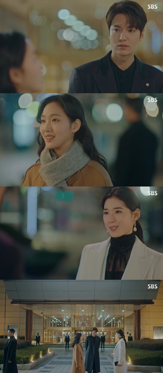 The King Jung Eun-chae witnessed Lee Min-ho and Kim Go-eun togetherIn the 6th episode of SBSs The King: Eternal Monarch broadcast on the 2nd, Lee Min-ho was pictured smiling at Kim Go-eun.On this day, Jung Eun-chae heard that the imperial helicopter had landed in Seoul and headed to Igon. Jeong Tae-eun, who saw the coming of the Guseo-ryeong, said to Igon, Did you have an appointment with him?, and Igon said, Not at all, Im here to pick you up.When Jeong Tae-eul was worried, I shouldnt be seen, Lee said, Im going to be caught who I am. Jeong Tae-eul said, Dont worry.I will not show it strangely, he said to Koo Seo-ryong, I am a fan of the prime minister. Jung Tae-eul introduced himself as a traveler and said he would leave soon.Koo Seo-ryong did Jealous when Leeon laughed because of his stillness.Photo = SBS Broadcasting Screen