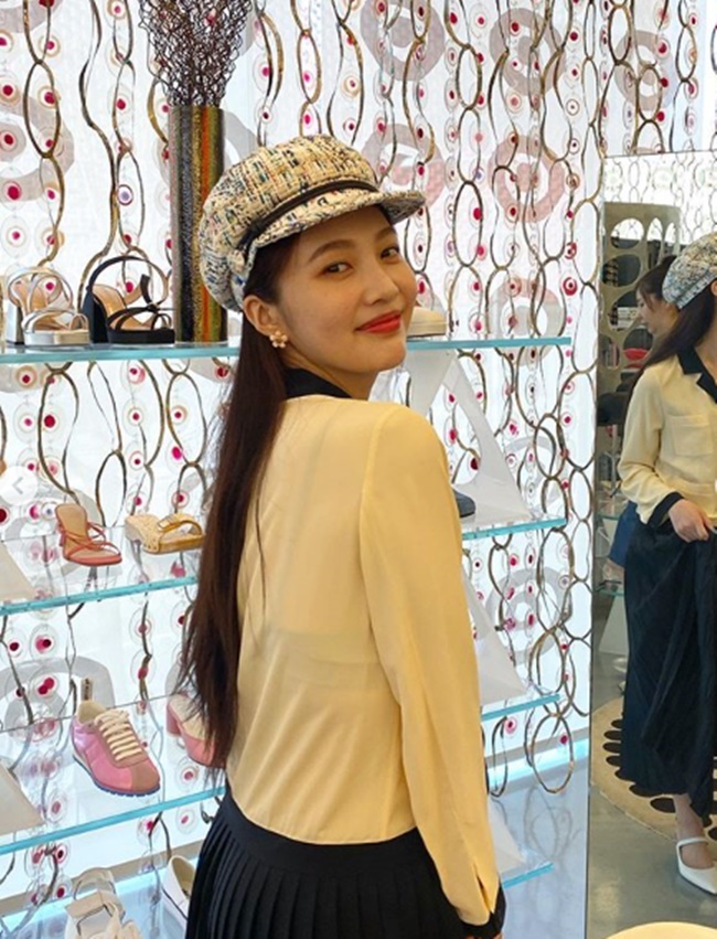 Group Red Velvet Joy told the daily routine.Joy posted several photos on her Instagram account on May 2 with emoticons.In the photo, Joy was attracted to the camera with a black pleat skirt in an ivory color blouse.Especially, it showed Smile which boasts charismatic expression and freshness, and showed the charm of Reversal story and focused attention of netizens.The fans responded that Joy and any charm fit together.seo ji-hyun