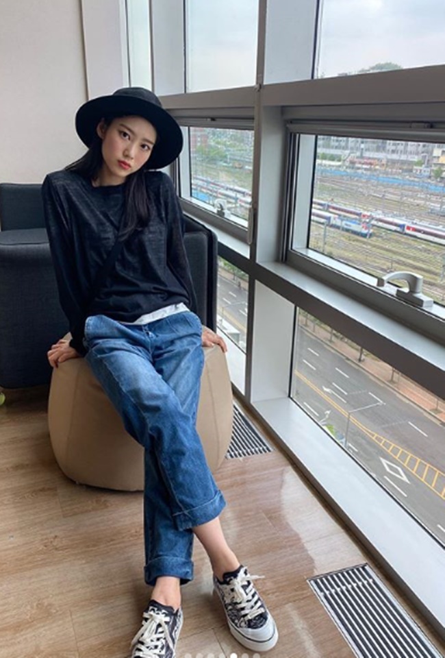 Group OH MY GIRL JiHo has unveiled its charismatic daily life.JiHo posted several photos on May 2 with the words #Saturday_Mood on the OH MY GIRL official Instagram.In the photo, JiHo attracted attention because he showed intense eyes toward the camera wearing a black fedora and a black see-through look.In addition, the perfect ratio of JiHo, which is felt even if sitting, attracted the attention of the netizens. In addition, JiHo showed a cute charm and gave a reversal beauty to the fans.seo ji-hyun