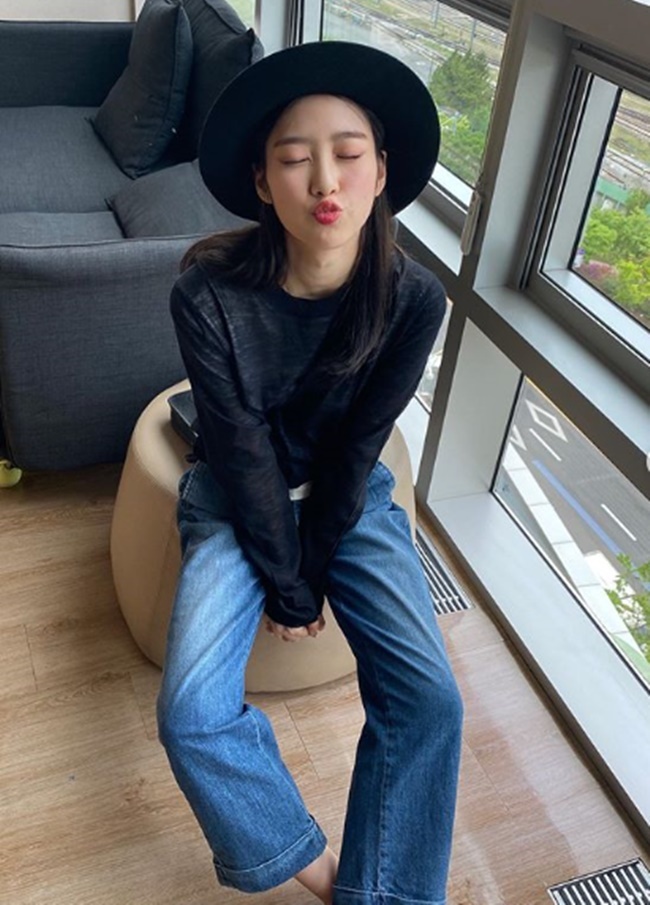Group OH MY GIRL JiHo has unveiled its charismatic daily life.JiHo posted several photos on May 2 with the words #Saturday_Mood on the OH MY GIRL official Instagram.In the photo, JiHo attracted attention because he showed intense eyes toward the camera wearing a black fedora and a black see-through look.In addition, the perfect ratio of JiHo, which is felt even if sitting, attracted the attention of the netizens. In addition, JiHo showed a cute charm and gave a reversal beauty to the fans.seo ji-hyun