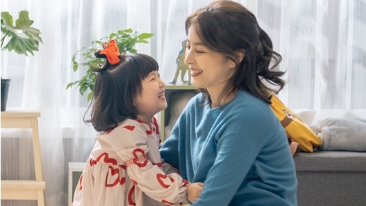 TVNs familys special drama Outside released its watchpoint ahead of its first broadcast today (4th).Outside attracts attention by gathering famous actors who cover generations.Working Mom Han Hye-jin (Han Jeong-eun), Han Hye-jins mother Kim Mi-kyung (Choi Soon-ok), who can do anything for her daughter, Kim Tae-hoon (Lee Woo-chul), her husband who stays with Han Hye-jins mother and daughter with another secret after her daughters accident, and Han Hye-jins daughter In Nature (Yoo-na), the main character Fam The essence of the disassembly sensibility smoke is confirmed to theily.Especially, the special synergy created by Han Hye-jin and Kim Mi-kyung along with the child in nature will enhance the dramatization and give a heavy echo to viewers with extraordinary depth.Here, Kim Jung-hwa (Oh Min-ju), Yoon So-hee (Shin So-hee), as well as Sung Dong-il, Lee Mi-kyung, and Song Da-eun, who appeared in special films, are expected to play a great role in filling the drama with incredible actors gathered for outing.Outside depicts the sudden tragedy of everyday life and the story of a mother who lives for my child.Han Hye-jin and Kim Mi-kyung will be the hot echoes in the hearts of viewers as they live their best as a mother who gave birth to a child and a mother who gave birth to her mother.Outside depicts the story of those who are tied up in the name of Family facing a sudden farewell and those who have been left behind after that.In this busy age, living as a family was based on someones responsibility and sacrifice.In addition, the pain and wounds of each other realize that they can be healed only through Family, and give viewers a sense of clutter.On the other hand, TVN Outside is the story of our family, who are facing the truth after experiencing a tragic incident that Working Mom Jung Eun and Family suddenly came to live a normal life with the help of their mother and daughter.It was selected as the best content of the Ministry of Culture, Sports and Tourism and the Content Agency for 2020 and received production support. It will be broadcast on tvN at 9 pm on the 4th and 5th.