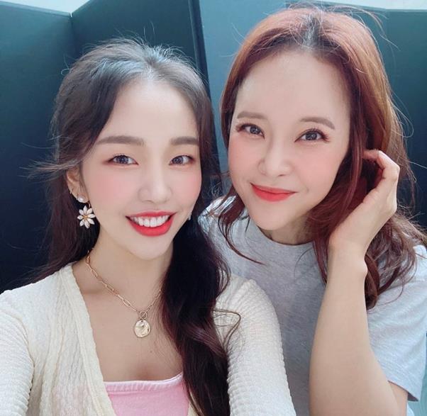 Singer Baek A-yeon has released a two-shot with Baek Ji-young.Baek A-yeon posted an article on his SNS on the afternoon of the 4th, I took a picture with Baek Ji-young!In the photo, Baek A-yeon and Baek Ji-young boast a friendly atmosphere. The beautiful Smile of the two stands out.Meanwhile, Baek A-yeon appeared on K Pop Star Season 1, which ended in April 2012, and announced his name to the public. He then announced Do not do it if you do this, Sosso, I am sorry.