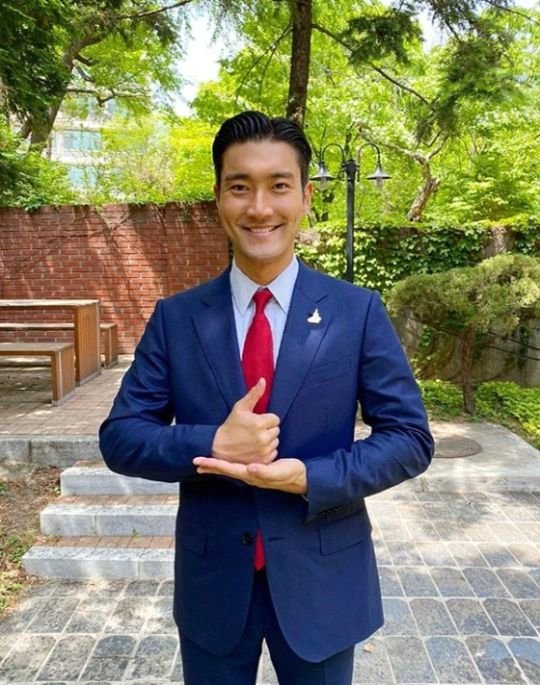 Choi Siwon said on his SNS on March 3, We are getting the attention of Super Junior fashion leader Lee Tae-eun.I pay tribute to the medical staff who are working day and night to overcome COVID-19. I respect you. Thank you. Choi Siwon, dressed in a public photo, is smiling brightly as he takes a symbolic sign of Lindsey Vonn thanks to his Choi Siwon said, Thanks to the medical staff, Korea is winning the COVID-19 crisis.I hope our little support will be a pride for the medical staff. The next runners are the junior group SHINee Lee Tae-min and EXO Kai.On the other hand, Choi Siwon is in close contact with Yui through MBC new drama Cinematic drama SF8 - augmented bean pod.