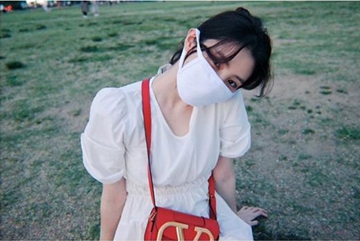 Actor Han So Hee has revealed his latest situation.Han So Hee posted a picture on Instagram on the 4th, Fighting Ji Hee sister to the end of # World of the couple.Han So Hee, who matches a red mini bag with a white One Piece, sits on the lawn and poses.Another photo is taken from above with a mask naked for a while, so I can not see all of Han So Hees faces, but Han So Hees beautiful looks, such as a stiff nose and a sleek jaw line, catch my eye.Han So Hee is in the role of Yeo Dae Kyung in JTBC Drama World of Couple.