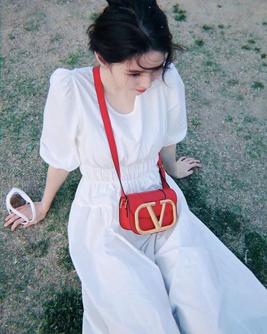 Actor Han So Hee has revealed his latest situation.Han So Hee posted a picture on Instagram on the 4th, Fighting Ji Hee sister to the end of # World of the couple.Han So Hee, who matches a red mini bag with a white One Piece, sits on the lawn and poses.Another photo is taken from above with a mask naked for a while, so I can not see all of Han So Hees faces, but Han So Hees beautiful looks, such as a stiff nose and a sleek jaw line, catch my eye.Han So Hee is in the role of Yeo Dae Kyung in JTBC Drama World of Couple.