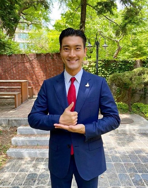 Group Super Junior member Choi Siwon participated in the Lindsey Vonn thanks to a thank-you message to medical staff struggling to overcome the new coronavirus infection (COVID-19).Choi Siwon told his SNS on March 3, Thanks to the medical staff, Korea is winning the COVID-19 crisis.I hope our little support will be a pride for the medical staff.  I respect the medical staff who are working day and night to overcome COVID-19.Thank you, he wrote.Choi Siwon in the photo released together expresses the sign language movement which means respect and concern.In addition, hashtags such as # Thanks to the medical staff, #Thanks to the challenge and # Thanks to the campaign were attached.Choi Siwon named Lee Tae-min, a junior group member who is eating a meal at SM Entertainment, a member of the company, and Kai, an EXO member, as the next runner of Lindsey Vonn.Meanwhile, Choi Siwon will play the role of Choi Min-joon in the SF8 project Augmented Soy Pods and will meet with actor Yui.