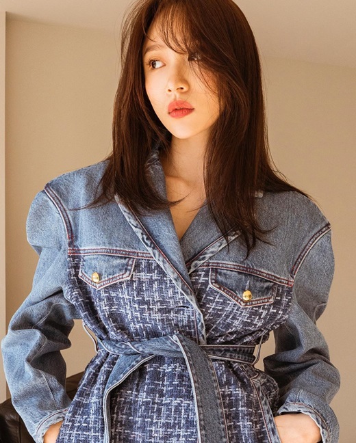 Group EXID member and Actor Hani showed off her chic charm.Hani posted several photos on his Instagram on the 4th, showing Hani, who is wearing casual costumes and boasts a mature atmosphere.Hani has a variety of facial expressions with only his eyes. A neat yet unique charm catches his eye.Meanwhile, Hani appeared in the web drama XX in January.