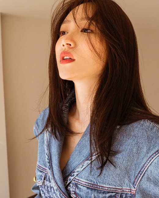 Group EXID member and Actor Hani showed off her chic charm.Hani posted several photos on his Instagram on the 4th, showing Hani, who is wearing casual costumes and boasts a mature atmosphere.Hani has a variety of facial expressions with only his eyes. A neat yet unique charm catches his eye.Meanwhile, Hani appeared in the web drama XX in January.