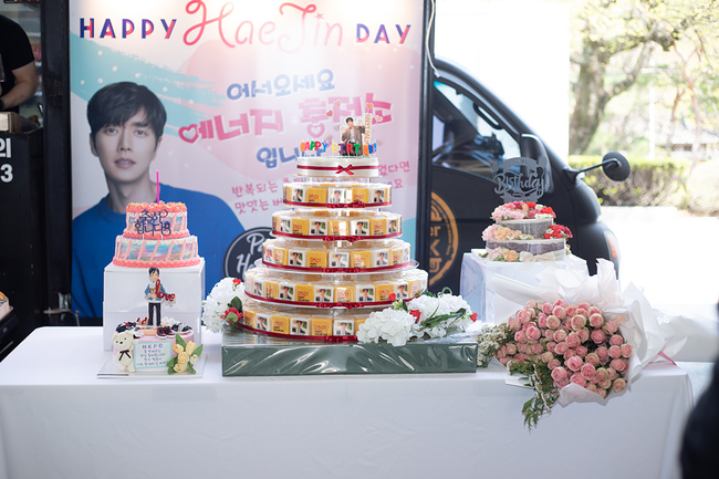 Actor Park Hae-jin this for his birthday to congratulate all the people and birthday to Actor by the name of leading leading the fans in heartfelt heart-warming Thank You message sent. Recently, MBC every Lame Intern filming in birthday suit-Old Park Hae-jin is a drama staff, the fans and Thank You the mind of the speaker.The recent Lame Intern with Park Hae-jin affiliation with Park Hae-jin for a birthday party at the ready stepped forward. A girl is a gift from a Bob car, of course, Park Hae-jin of the overseas and domestic fans sent homemade burgers, cars and coffee car morning, afternoon divided into field staff to the warm rice and the car was a gift and filming a drama is affluent to eat or are prepared among the party atmosphere much was the full again..The whole staff of clapping in a birthday cake to a 4 Old Park Hae-jin is with everyone Thank You of mind I was. Also the Actors birthday, Europe, the Philippines, Thailand and other countries Actors fans into the nose or directly into the Actors birthday in never let themselves of medical images for masks and cake, Lunches, etc and pass the Actors birthday on the meaning more. Fans around the world simultaneously woven base their national medical their Thank You greetings to Korea in the thanks to the challengeand join us for the Actors sincere and in the city.Meanwhile Lame Internis close by entered the company still makes the worst of the braided bag to load employees into the role of a man lame in a thrilling revenge drama to our work. Braided up, called people and eventually we will be called with the message generation and between the generations of becoming and reality work talk through sympathy, that drama is.Extreme weight Park Hae-jin is atrocious braided up meet the boss in the Intern time to potty after this, if the world of the nuclear storm, causing hot therefore to develop and propose as a promotion for heating the same role I did. Heat the same appearance if the appearance, quality and skills, Christmas trees are perfect if company the best and the other as a winner to start the internship with your boss is yourself of affliction in the ditch in the thread was the only food(Kim)meet and revenge, not revenge drama RAM.The current drama Part 8 shooting in progress 5 20 PM 8: 55 minutes first broadcast and at the same time broadcast online film platform wave in VOD(back view)with the Lame Intern, but you can take