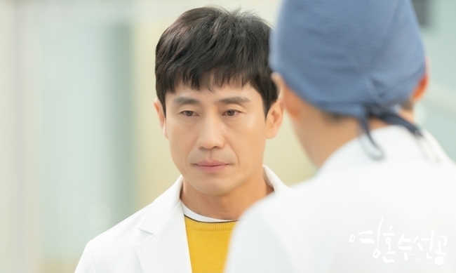 Lee Sung-min is surprised at the soul ship and shows off Shin Ha-kyun and growl chemi.Lee Sung-mins limited-level support shot, which overcame the busy schedule, will make the three Brain leaders the Slap in nine years.KBS 2TVs new tree Drama The Soul Shipmaker (playplayed by Lee Hyang-hee / directed by Yu Hyon here / Produced Monster Union), which will be broadcasted on the afternoon of May 6, announced the news of Lee Sung-mins appearance in SEK on the 4th, and released a steel containing a scene that tightly confronted Lee Sung-min and Shin Ha-kyun.Soul Sui Seon is a heart prescription that tells the story of psychiatrists who believe that they are healing, not treating a sick person.The production team boasting a solid film and the actors who give anticipation with their names will give a heartwarming story.The Soul Soo Seon, which focuses on mental health medicine that was not covered in any drama in earnest, is the work of the drama Brain Yu Hyon here PD and Shin Ha-kyuns The Slap, which took viewers hearts in 2011.It is highly anticipated that the Brain combi, which we met again in nine years, will show some breathing.In the meantime, SEK will be the person who will be pleased with the viewers. Lee Sung-min, another leading character in Brain, is the main character.Lee Sung-min is said to have been shooting for soul repair with Yu Hyon here PD and Shin Ha-kyun.In Brain, Shin Ha-kyun and Lee Sung-min showed off their chemistry by Acting Lee Kang-hoon and Ko Jae-hak, neurosurgery seniors who are greedy for success and success.This time, I meet with a psychiatrist and an emergency medicine doctor and breathe again.The photo released showed Lee Si-jun, a psychiatrist at Eungang Hospital, facing an emergency medicine specialist (Lee Sung-min), who is dressed in surgical clothes.The appearance of the emergency medicine doctor who is angry with the narrowed brow and the collimator who is confronting him amplifies the curiosity of what happened between the two.pear hyo-ju