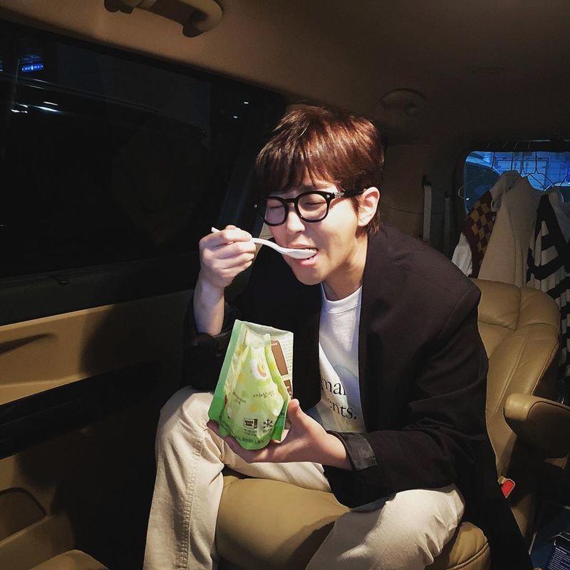 Singer DinDin revealed her daily life during Diet.DinDin revealed on his Instagram on May 4 that he was eating a Diet diet with the article I lost 3.9kg as of the 8th day of Diet by drinking 250ml per hour of water every day.In the open photo, DinDin boasts a sleek jaw line as if to prove the Diet effect.The netizens who watched the photos responded I think I have lost a lot of weight, I am warm and Diet must succeed.On the other hand, DinDin is appearing on KBS entertainment program 1 night and 2 days.Park Eun-hae