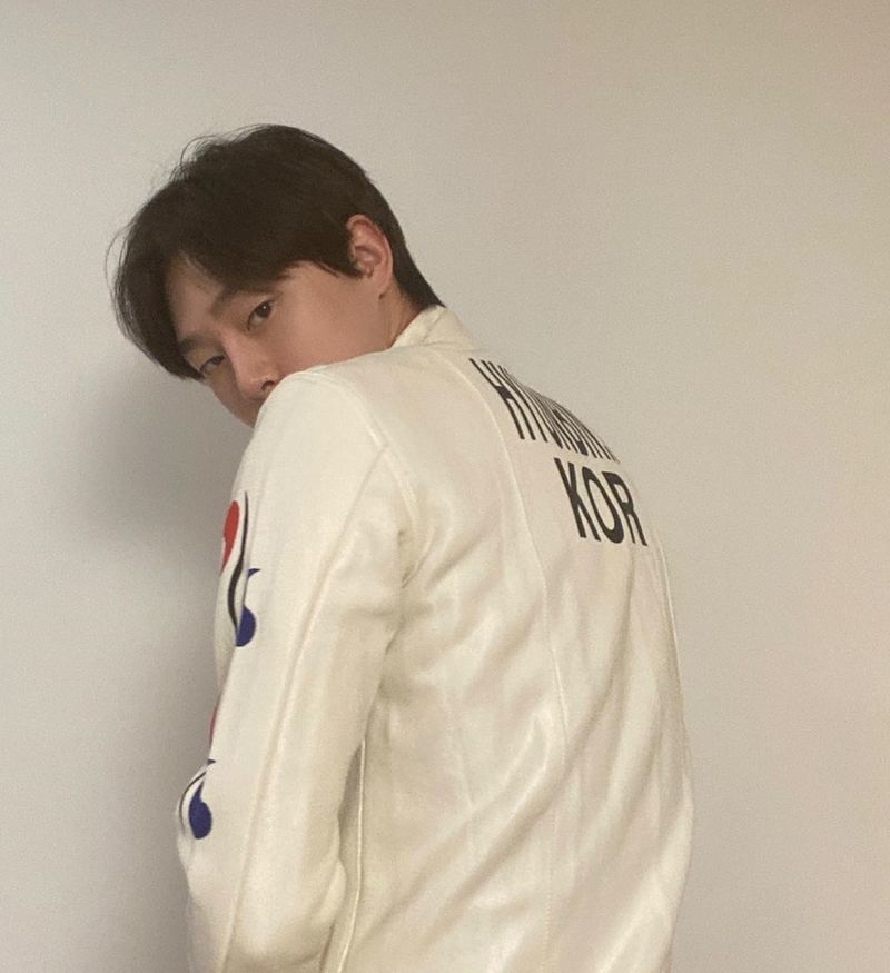 Singer and actor Kwon Hyon Bin has revealed his current situation.Kwon Hyon Bin posted four photos on his instagram on May 4 with an article entitled Struely Installed in 6 Years: 4 oclock V-live.In the open photo, Kwon Hyon Bin is wearing a fencing suit. Kwon Hyon Bins wide shoulder and back catch the eye.Kwon Hyon Bin is a fencing talent who is excellent enough to play fencing youth national team before debut.Fans who watched the photo responded that fencing suits well and shoulder is really wide.Meanwhile, Kwon Hyon Bin is appearing in the web drama Girls World.Park Eun-hae