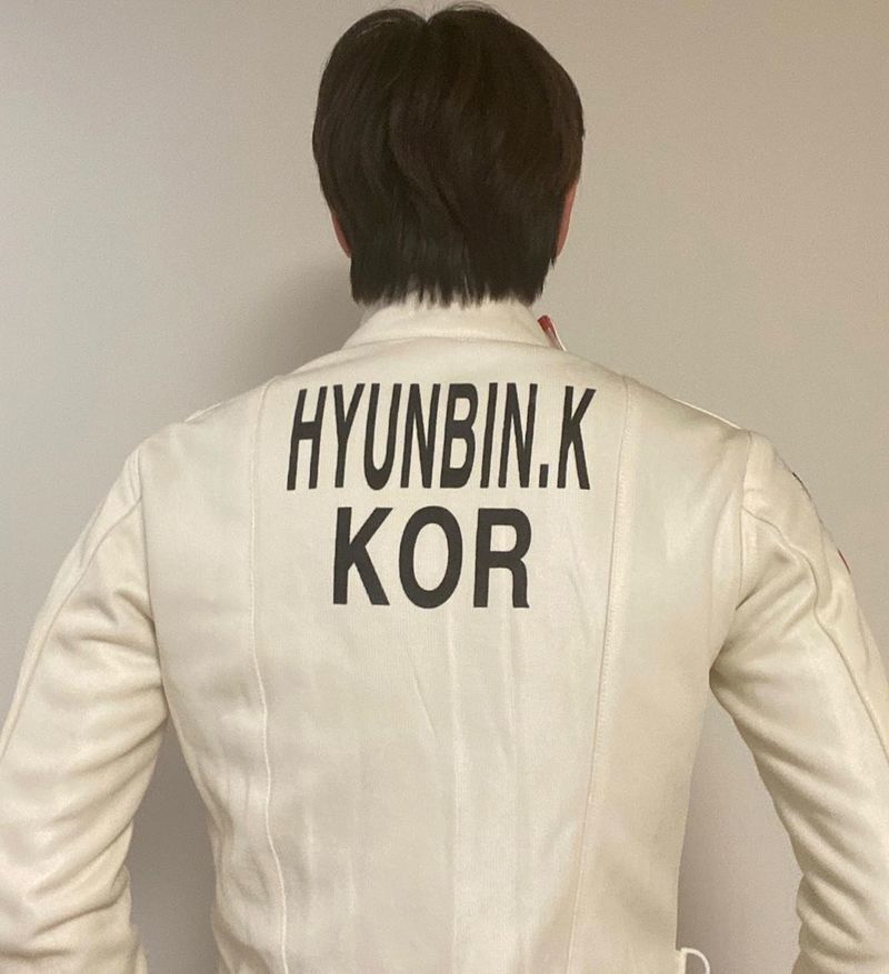 Singer and actor Kwon Hyon Bin has revealed his current situation.Kwon Hyon Bin posted four photos on his instagram on May 4 with an article entitled Struely Installed in 6 Years: 4 oclock V-live.In the open photo, Kwon Hyon Bin is wearing a fencing suit. Kwon Hyon Bins wide shoulder and back catch the eye.Kwon Hyon Bin is a fencing talent who is excellent enough to play fencing youth national team before debut.Fans who watched the photo responded that fencing suits well and shoulder is really wide.Meanwhile, Kwon Hyon Bin is appearing in the web drama Girls World.Park Eun-hae