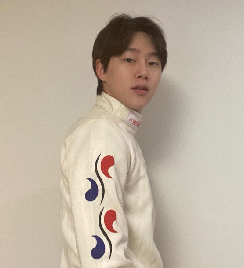 Singer and actor Kwon Hyon Bin has revealed his current situation.Kwon Hyon Bin posted four photos on his instagram on May 4 with an article entitled Struely Installed in 6 Years: 4 oclock V-live.In the open photo, Kwon Hyon Bin is wearing a fencing suit. Kwon Hyon Bins wide shoulder and back catch the eye.Kwon Hyon Bin is a fencing talent who is excellent enough to play fencing youth national team before debut.Fans who watched the photo responded that fencing suits well and shoulder is really wide.Meanwhile, Kwon Hyon Bin is appearing in the web drama Girls World.Park Eun-hae